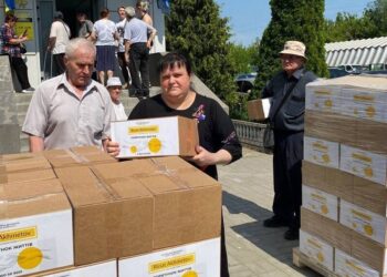 У Дніпрі переселенці з Курахівської громади отримують допомогу від Фонду Ріната Ахметова