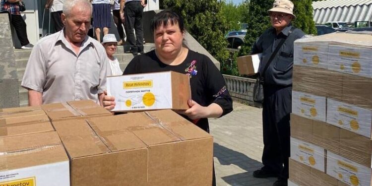 У Дніпрі переселенці з Курахівської громади отримують допомогу від Фонду Ріната Ахметова