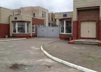 У Києві мобілізований порізав собі руки й шию, у ТЦК відреагували. Фото, відео