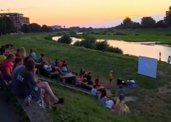 У Мукачеві до Дня молоді влаштували кінопоказ просто неба (ФОТО)