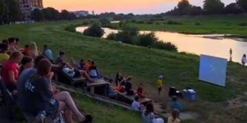 У Мукачеві до Дня молоді влаштували кінопоказ просто неба (ФОТО)