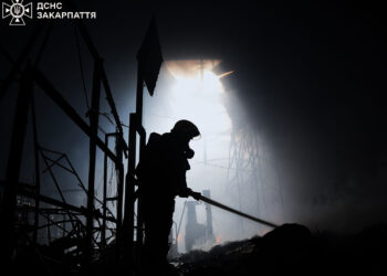У Мукачеві другу добу гасять пожежу після ракетного удару рф по підприємству (ФОТО)