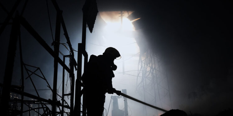 У Мукачеві другу добу гасять пожежу після ракетного удару рф по підприємству (ФОТО)