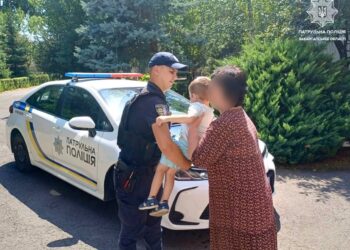 У Мукачеві патрульні повернули до дитсадка хлопчика, який зник під час обіднього сну (ФОТО)