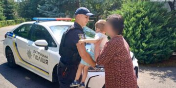 У Мукачеві патрульні повернули до дитсадка хлопчика, який зник під час обіднього сну (ФОТО)