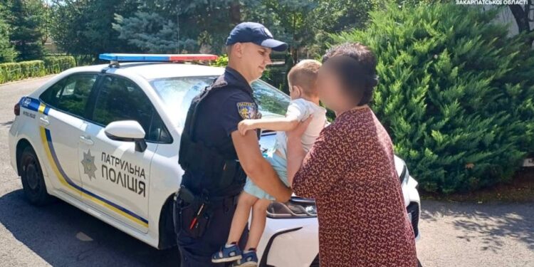 У Мукачеві патрульні повернули до дитсадка хлопчика, який зник під час обіднього сну (ФОТО)
