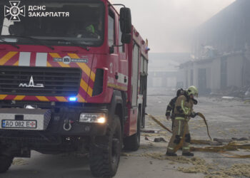 У Мукачеві після ракетного удару спалахнула пожежа на 7 тисяч кв. метрів (ФОТО)
