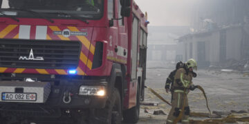 У Мукачеві після ракетного удару спалахнула пожежа на 7 тисяч кв. метрів (ФОТО)