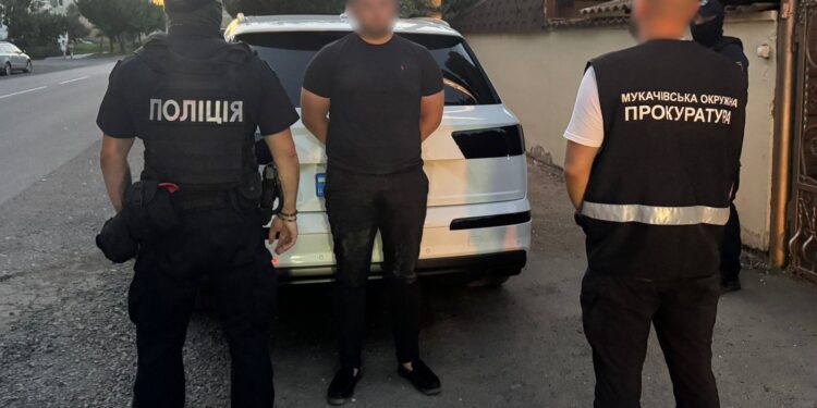 У Мукачеві поліція затримала підозрюваного у переправленні військовозобов’язаних (ФОТО)