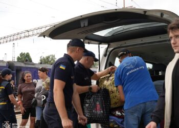 У Мукачеві зустріли черговий евакуаційний потяг (ФОТО)