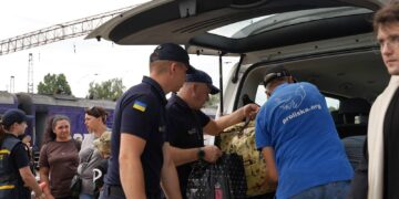 У Мукачеві зустріли черговий евакуаційний потяг (ФОТО)