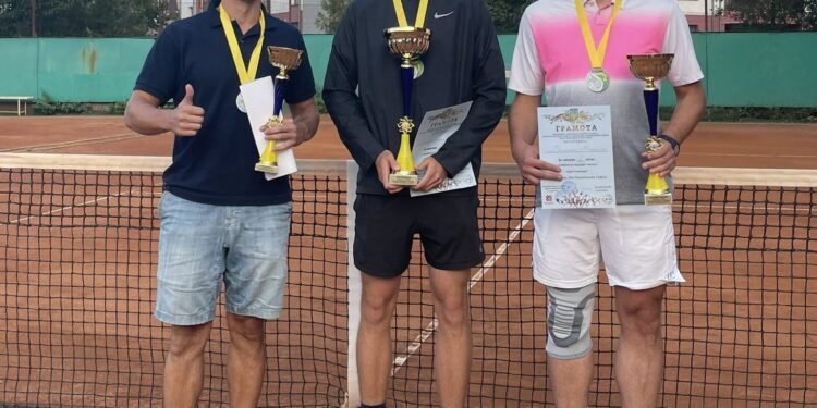 В Івано-Франківську визначили переможців тенісного турніру до Дня Незалежності – Спорт