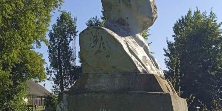 В Україні демонтували останній пам’ятник Леніну, який залишався на підконтрольній території – активісти