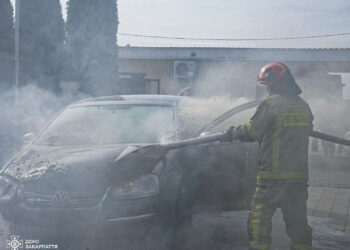 В Ужгороді біля СТО загорівся автомобіль: водій не встиг доїхати до майстра (ФОТО)