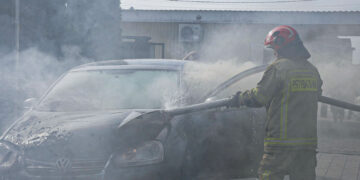 В Ужгороді біля СТО загорівся автомобіль: водій не встиг доїхати до майстра (ФОТО)
