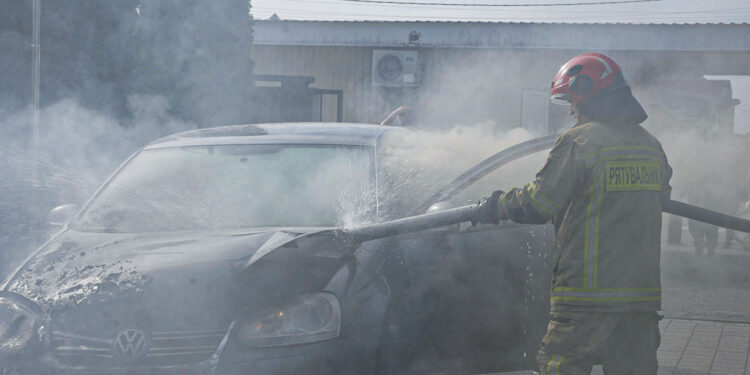В Ужгороді біля СТО загорівся автомобіль: водій не встиг доїхати до майстра (ФОТО)