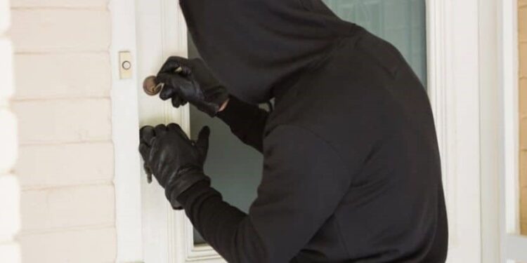 В Ужгороді грабіжник надкусив потерпілому вухо під час нападу (ФОТО)