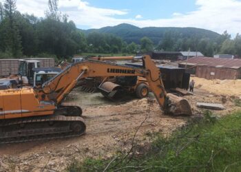 В Ужгороді суддя Бисага не допустив до зали суду ветеранів війни і представницю калинчан у справі будівництва міні ГЕС на річці Тересва