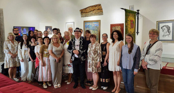 В Ужгородському замку провели тематичну лекцію про незвичні музичні інструменти