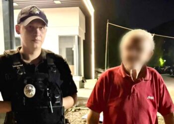 Закарпатські патрульні повернули додому 70-річного чоловіка, який заблукав уночі (ФОТО)