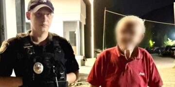 Закарпатські патрульні повернули додому 70-річного чоловіка, який заблукав уночі (ФОТО)
