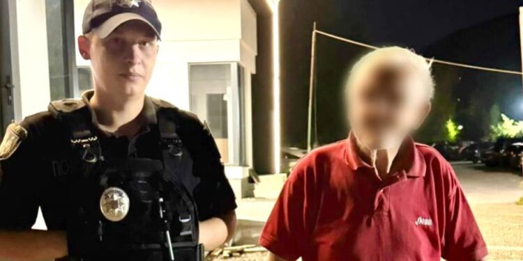 Закарпатські патрульні повернули додому 70-річного чоловіка, який заблукав уночі (ФОТО)