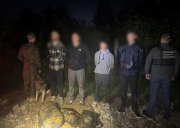 Закарпатські прикордонники попереджувальними пострілами зупинили групу ухилянтів (ФОТО)