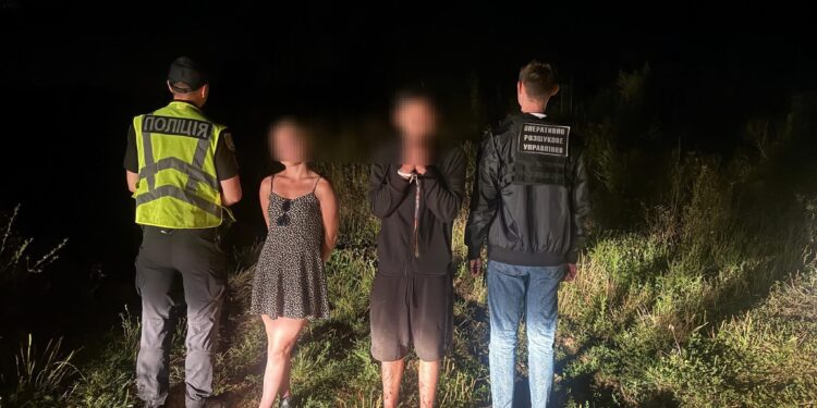 Закарпатські прикордонники затримали 18-річну переправницю разом з «клієнтом» (ФОТО)
