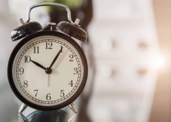 Уточнено переведення годинників 2025: людей просять звернути увагу на зміни — Закарпаття