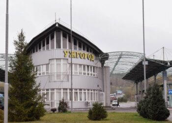 Обоє повертались в Україну: митники розповіли про 2 випадки на кордоні — Закарпаття