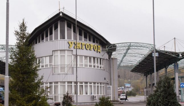 Обоє повертались в Україну: митники розповіли про 2 випадки на кордоні — Закарпаття
