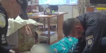 Жінка лежала на землі у безпорадному стані: поліція розповіла, що сталось, та показала відео — Закарпаття