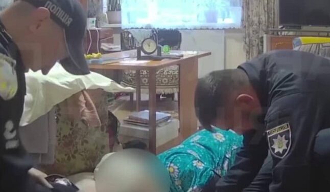 Жінка лежала на землі у безпорадному стані: поліція розповіла, що сталось, та показала відео — Закарпаття