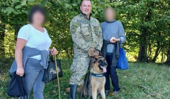 Службовий собака допоміг розшукати жінку, яка пішла в ліс та загубилась — Закарпаття