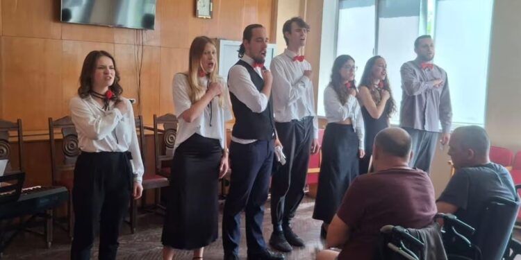 Донецький драмтеатр виступив перед пораненими захисниками в Ужгороді (ФОТО)