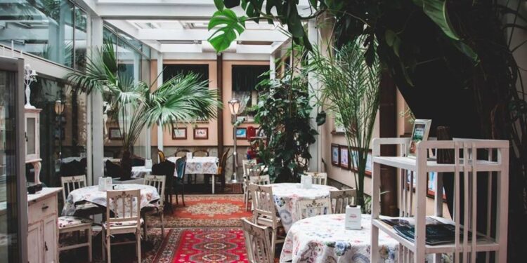 Економіка: Окремі ресторатори Львова збільшили зарплату на 35-143% і – кількість працівників. Скільки тепер платять