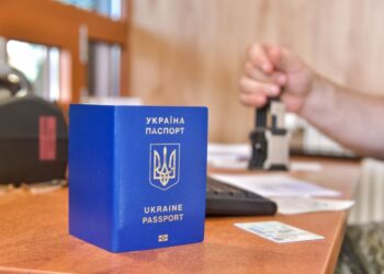 Інспектора пункту «Чоп» оштрафували за пропуск жінки з чужим паспортом