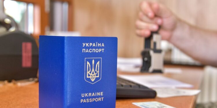 Інспектора пункту «Чоп» оштрафували за пропуск жінки з чужим паспортом