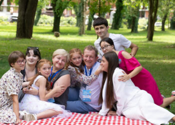 “Я без своїх дівчат життя не уявляю”: як сім’ї на Закарпатті стають усиновлювачами під час війни