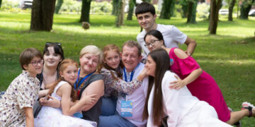 “Я без своїх дівчат життя не уявляю”: як сім’ї на Закарпатті стають усиновлювачами під час війни