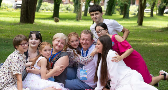 “Я без своїх дівчат життя не уявляю”: як сім’ї на Закарпатті стають усиновлювачами під час війни