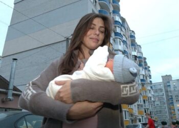 “Лови!” – і ми зловили”. У Чернігові жінка народила біля чужого під’їзду