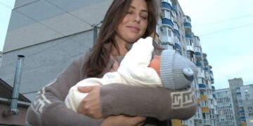 “Лови!” – і ми зловили”. У Чернігові жінка народила біля чужого під’їзду