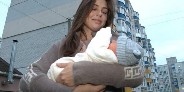 “Лови!” – і ми зловили”. У Чернігові жінка народила біля чужого під’їзду