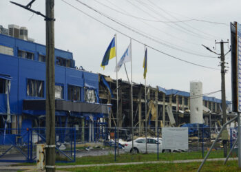 Ми будемо робити все, щоб допомогти підприємству швидко відновитися – Зеленський про зруйнований росіянами  “Flex” у Мукачеві