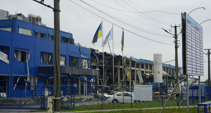 Ми будемо робити все, щоб допомогти підприємству швидко відновитися – Зеленський про зруйнований росіянами  “Flex” у Мукачеві