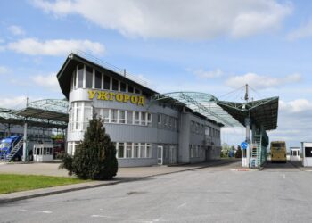 На КПП «Ужгород» утворилась черга на виїзд з України (ФОТО)