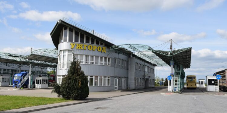 На КПП «Ужгород» утворилась черга на виїзд з України (ФОТО)