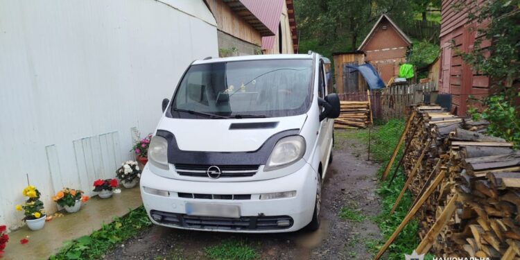 На Рахівщині підліток викрав 17 тисяч гривень з авто (ФОТО)