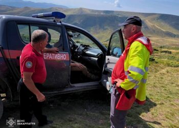На Рахівщині рятувальники допомогли туристу, який добу йшов із травмованою ногою (ФОТО)